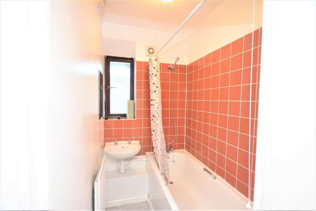 Lovely 4 Bedroom Apartment Close To The City Walking Distance From The Rivere View ลอนดอน ภายนอก รูปภาพ