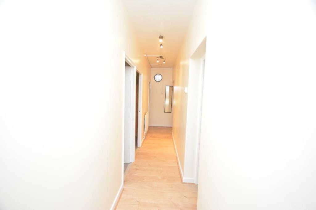 Lovely 4 Bedroom Apartment Close To The City Walking Distance From The Rivere View ลอนดอน ภายนอก รูปภาพ