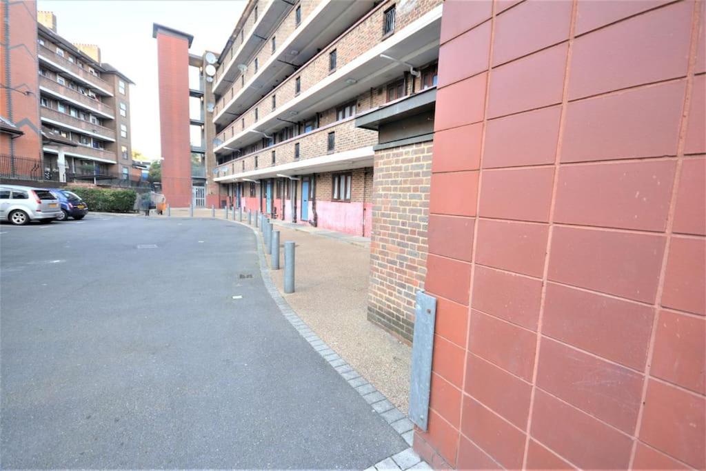 Lovely 4 Bedroom Apartment Close To The City Walking Distance From The Rivere View ลอนดอน ภายนอก รูปภาพ