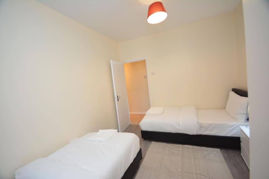 Lovely 4 Bedroom Apartment Close To The City Walking Distance From The Rivere View ลอนดอน ภายนอก รูปภาพ