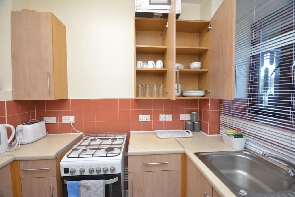 Lovely 4 Bedroom Apartment Close To The City Walking Distance From The Rivere View ลอนดอน ภายนอก รูปภาพ