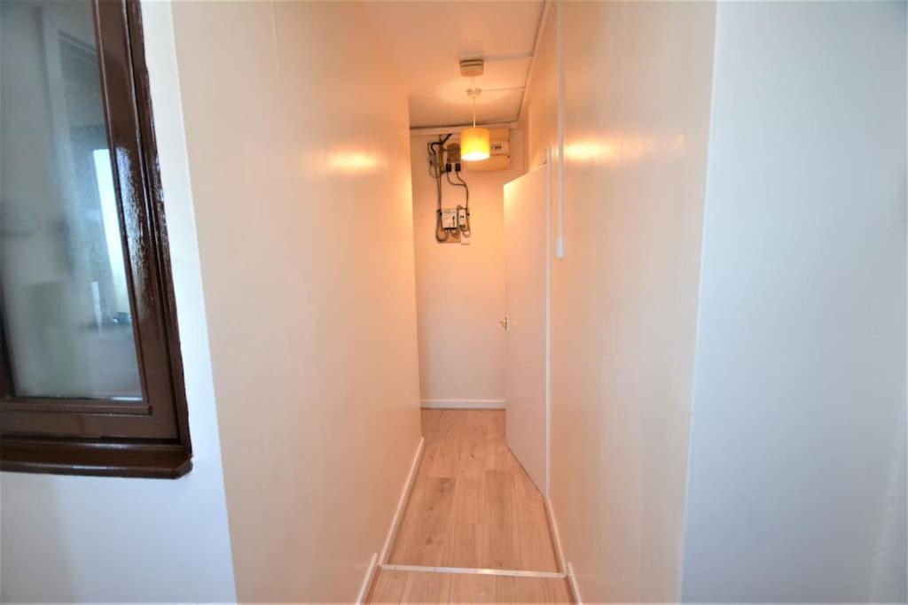 Lovely 4 Bedroom Apartment Close To The City Walking Distance From The Rivere View ลอนดอน ภายนอก รูปภาพ