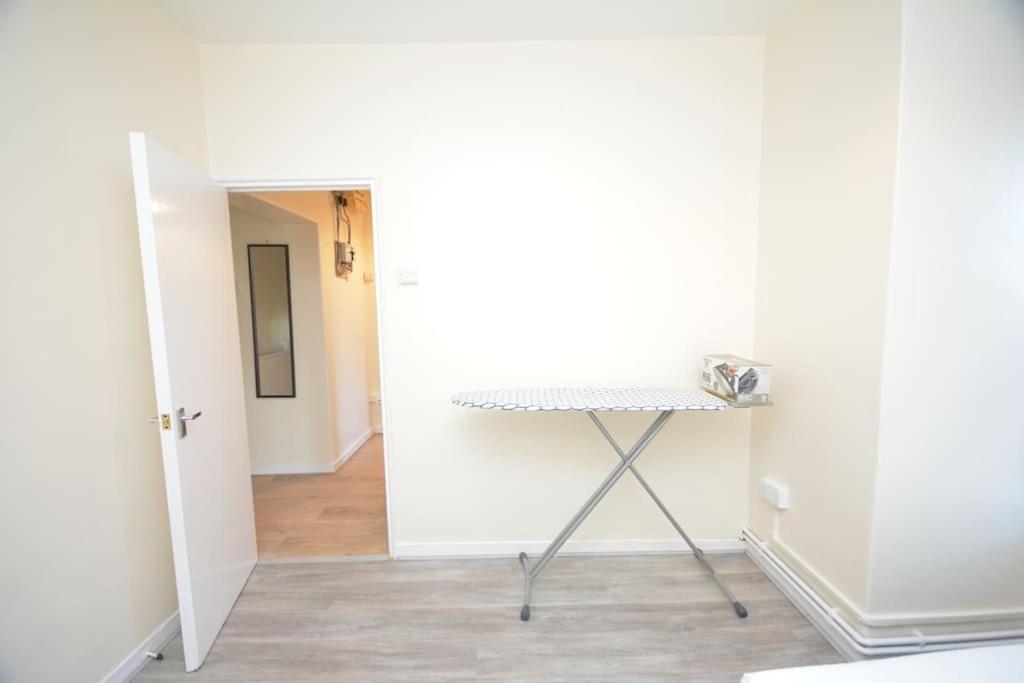 Lovely 4 Bedroom Apartment Close To The City Walking Distance From The Rivere View ลอนดอน ภายนอก รูปภาพ